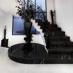 Cầu Thang Đá Đen Tia Chớp