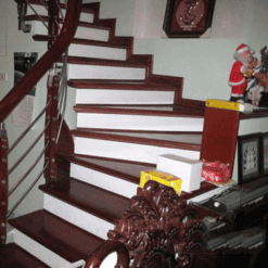 Cầu Thang Đá Đỏ Cổ Trắng