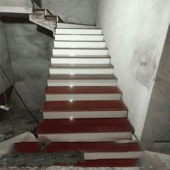 Cầu Thang Đá Đỏ Cổ Trắng